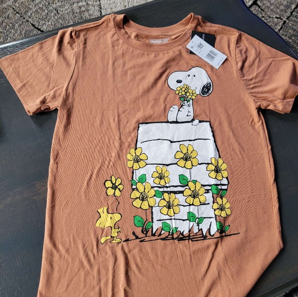 Peanuts Snoopy T-shirt New!